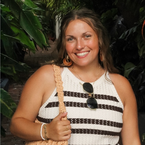 Meet your Posher, Mikayla - Picture 2 of 2